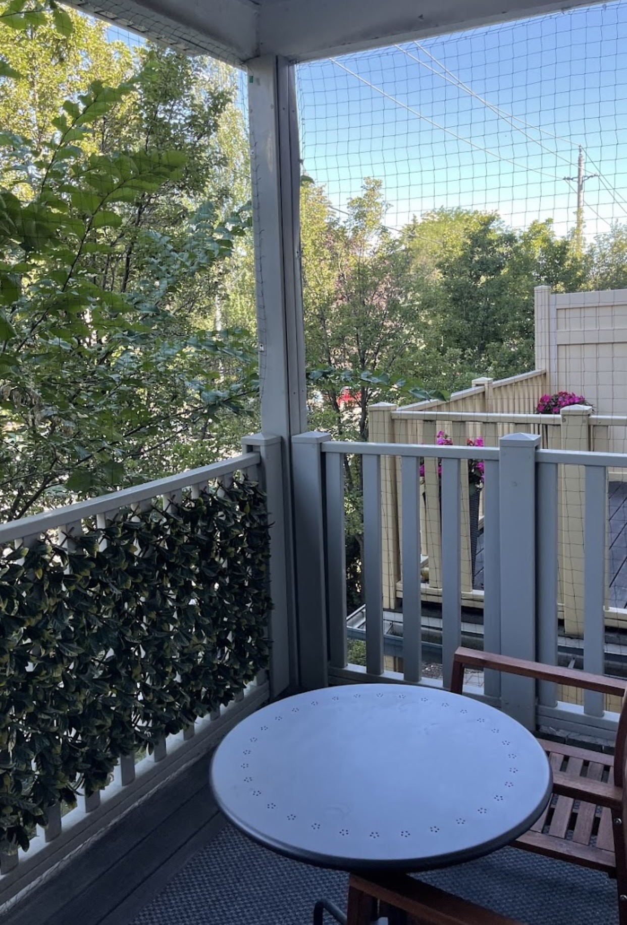 Residential balcony netting installation